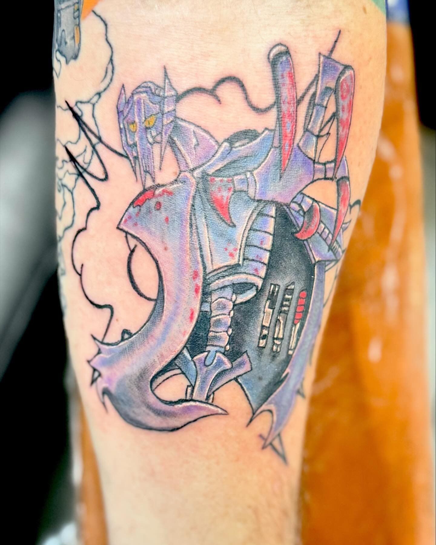 A close up of a tattoo on a person 's leg