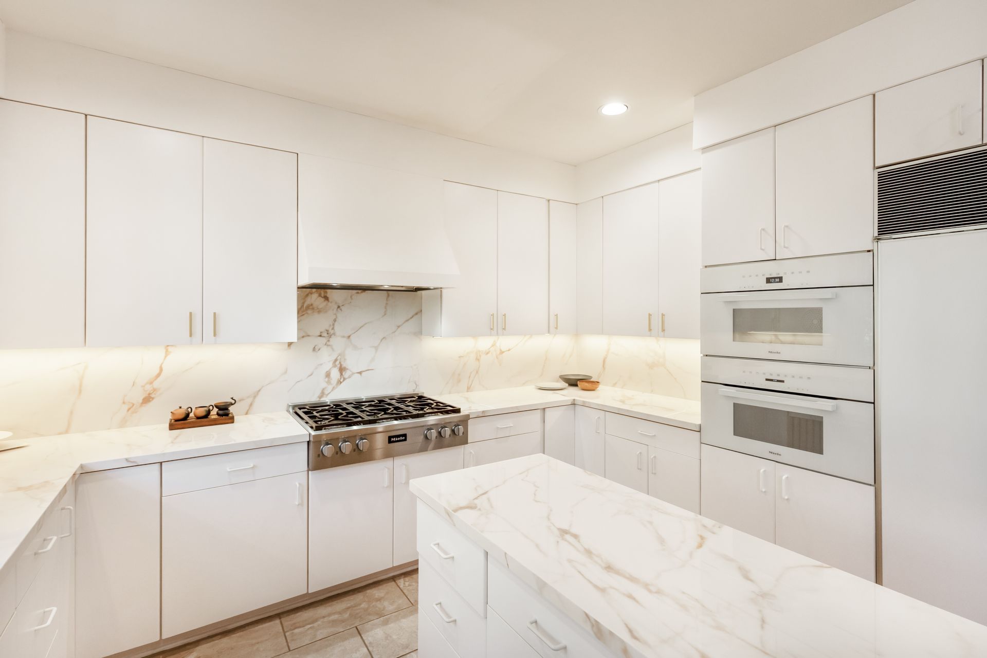 XTONE Calacatta Gold Countertops and backsplash 