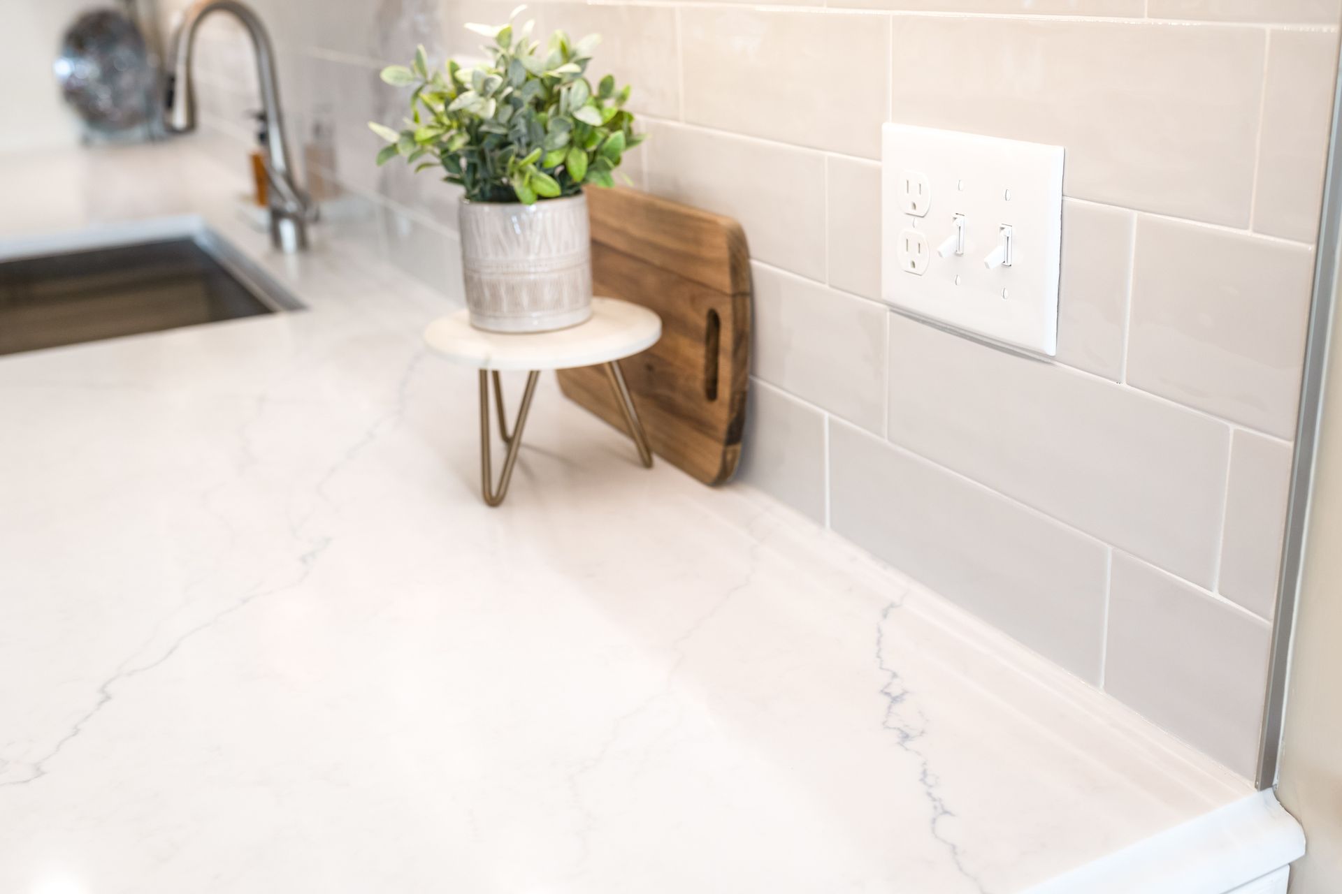 Calacatta Miraggio Cielo Q Quartz Countertops and Armonie Picadilly Avorio Glossy Tile Backsplash