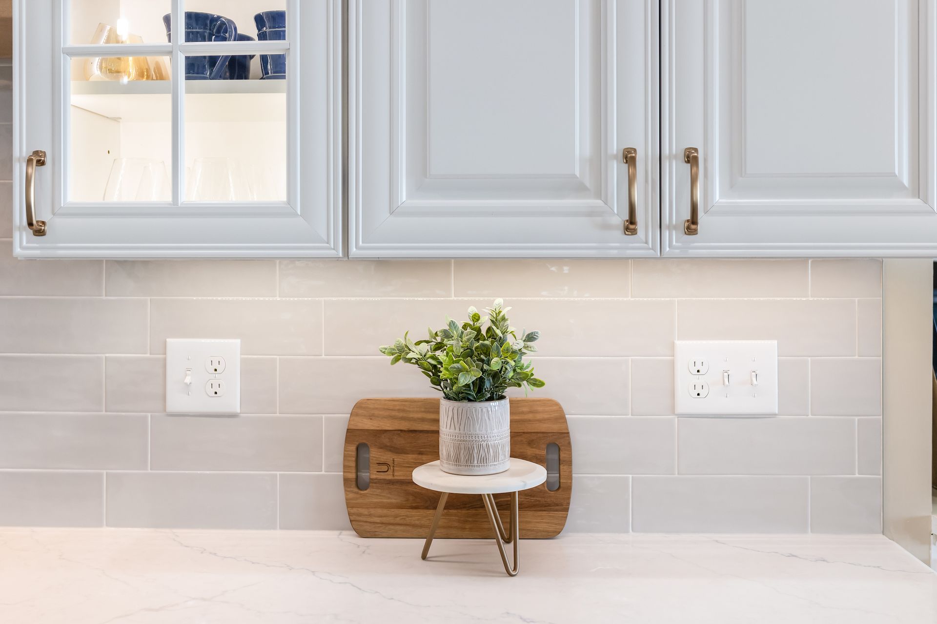 Calacatta Miraggio Cielo Q Quartz Countertops and Armonie Picadilly Avorio Glossy Tile Backsplash