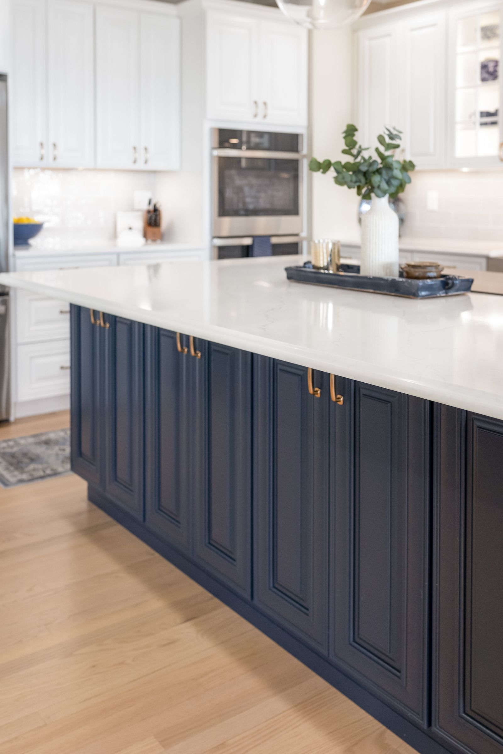 Calacatta Miraggio Cielo Q Quartz Countertops, Waypoint Painted Linen Perimeter Cabinets and Painted Navy Island Cabinets