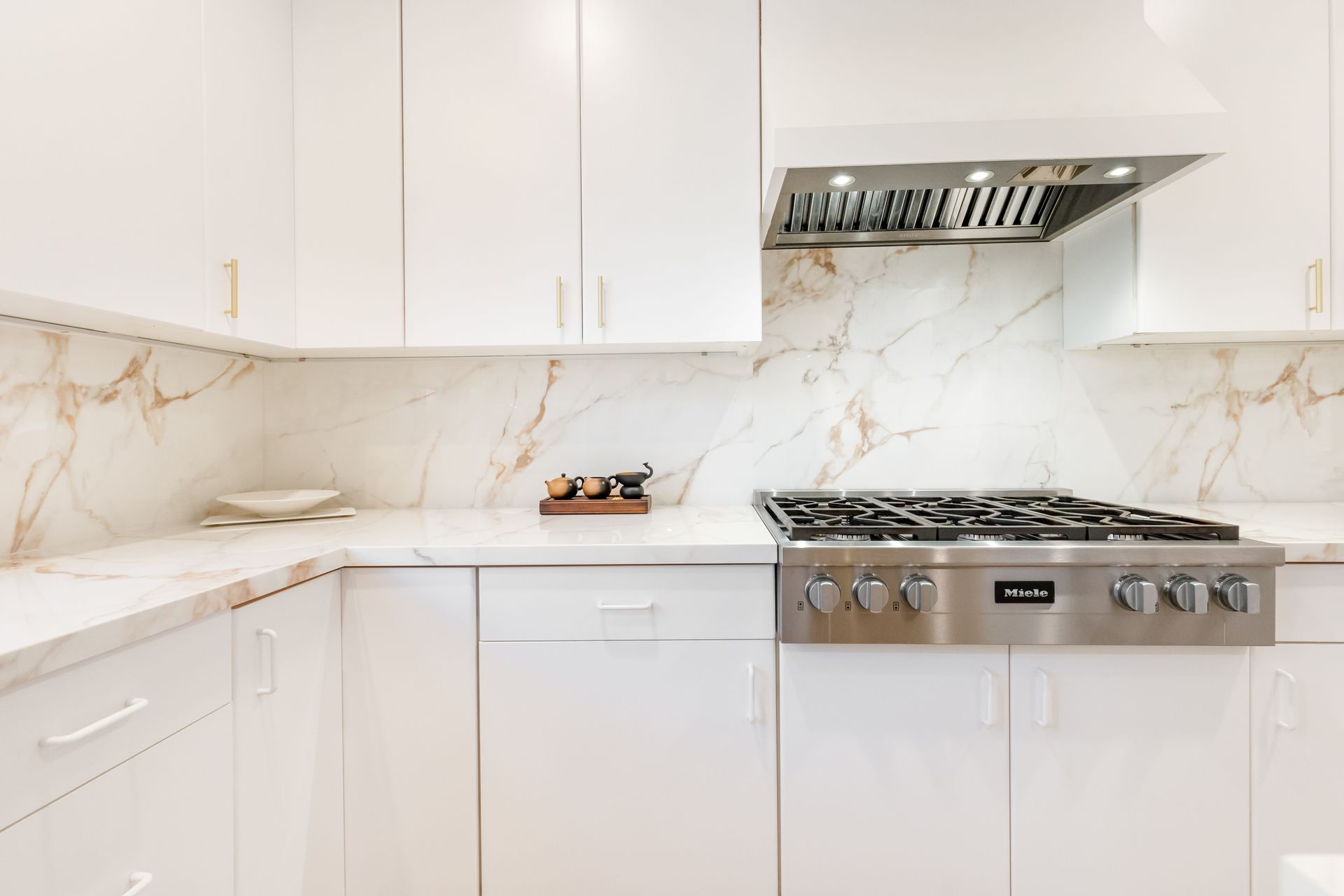 XTONE Calacatta Gold Countertops and backsplash 