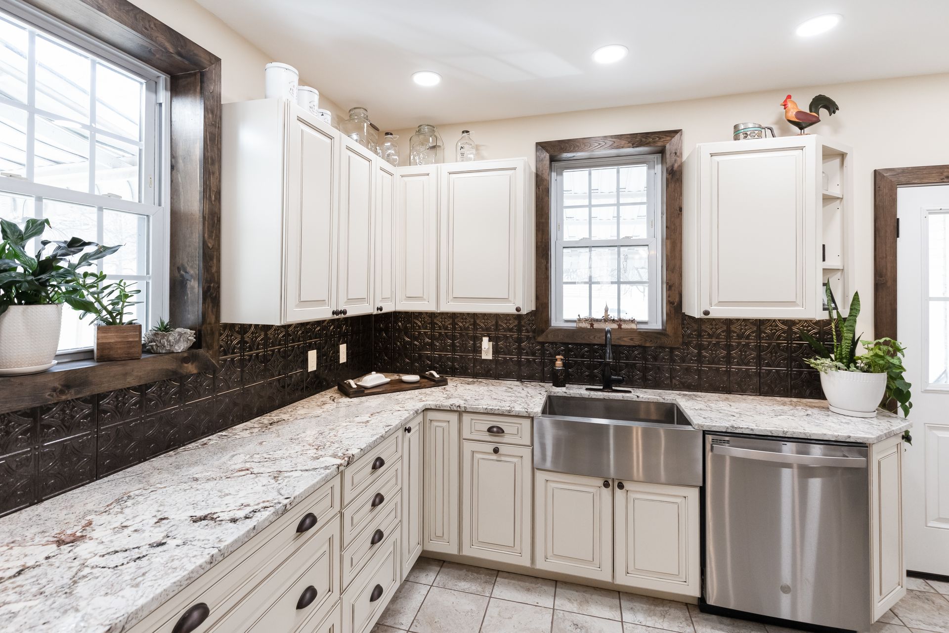 White Spring 3CM Granite Countertop and Waypoint Painted Hazelnut Glaze Cabinets