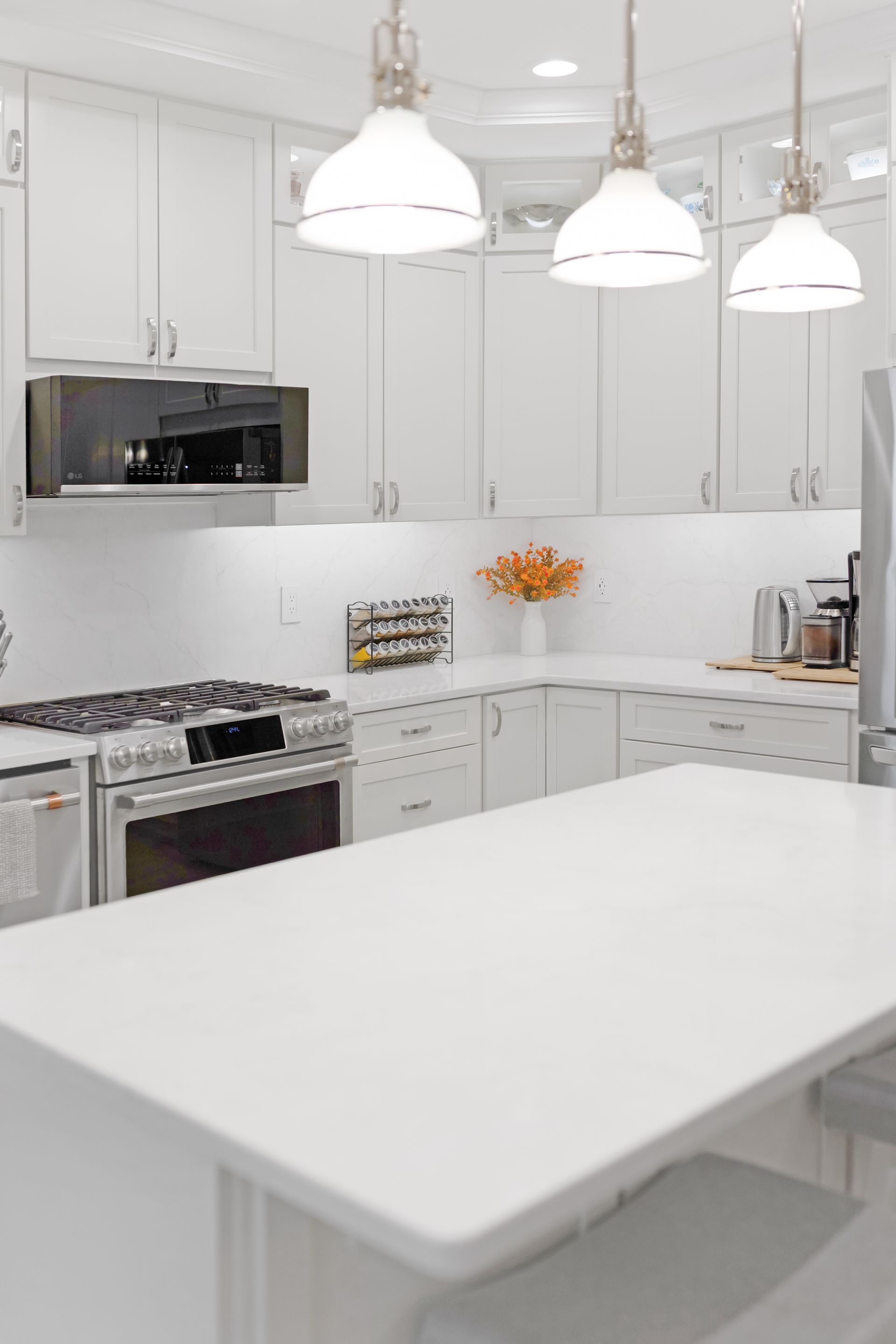 Calacatta Mirragio Duo Countertops and Waypoint Cabinets in Painted Silk