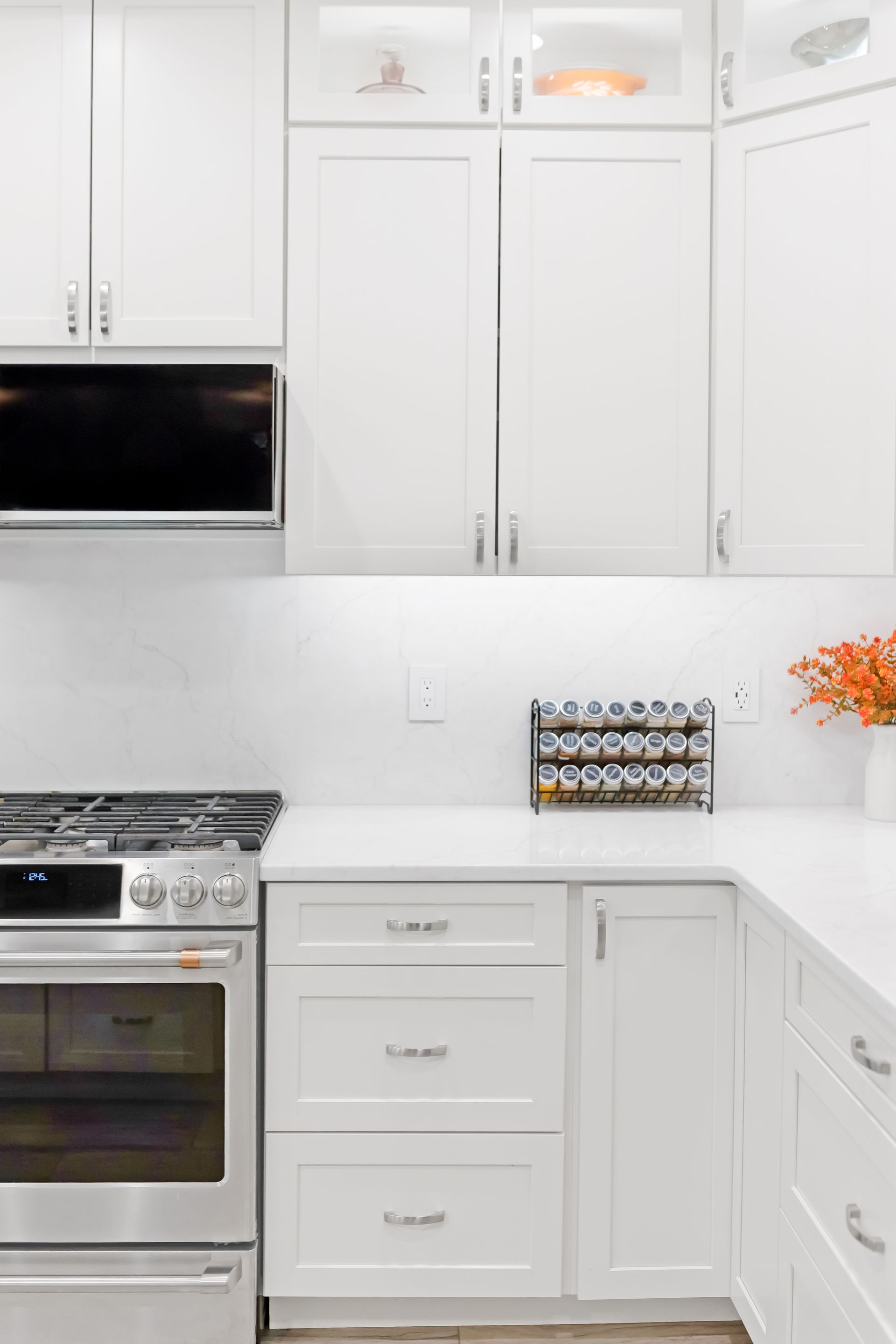 Waypoint Cabinets in Painted Silk and Calacatta Mirragio Duo Countertops 