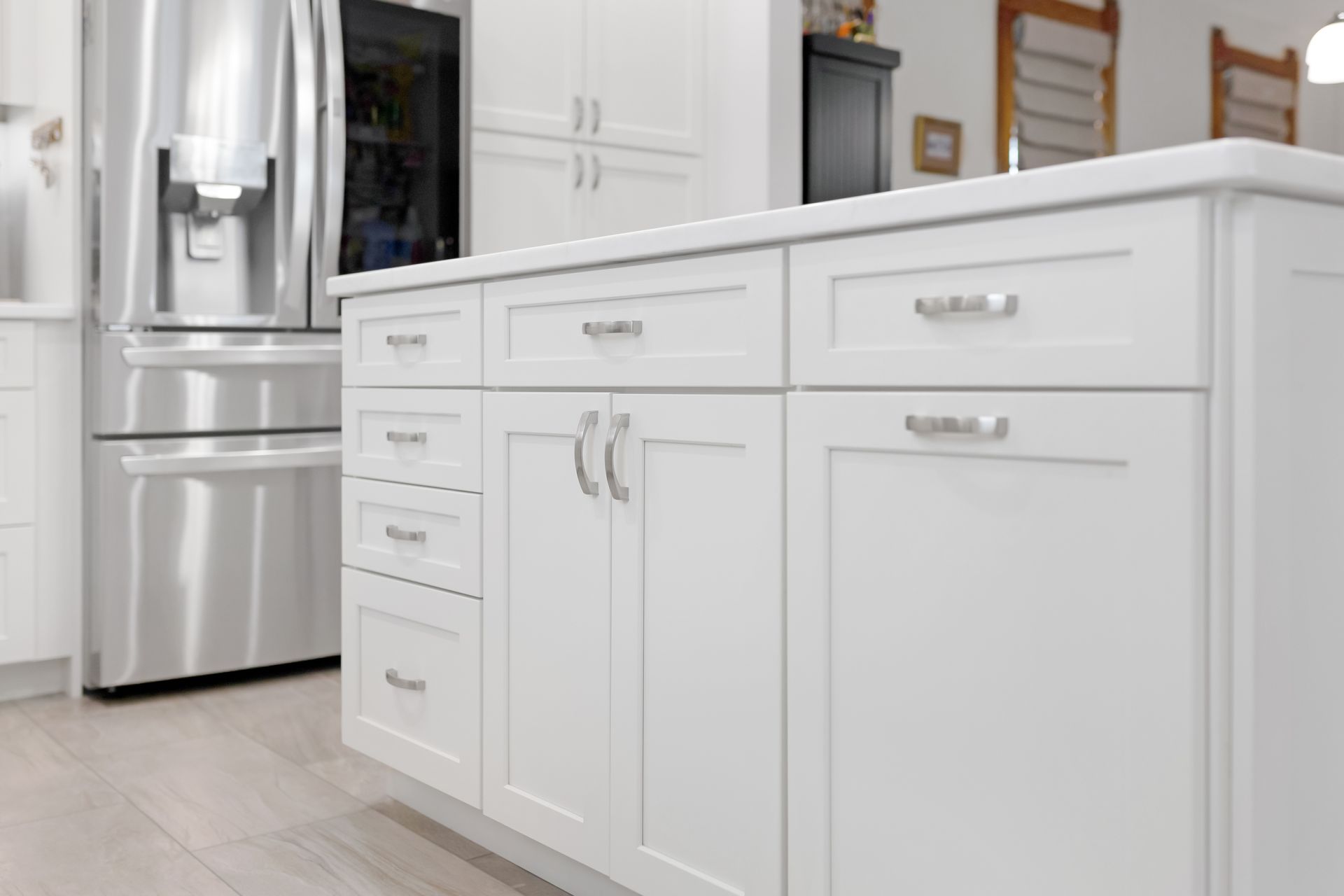 Waypoint Cabinets in Painted Silk and Calacatta Mirragio Duo Countertops 