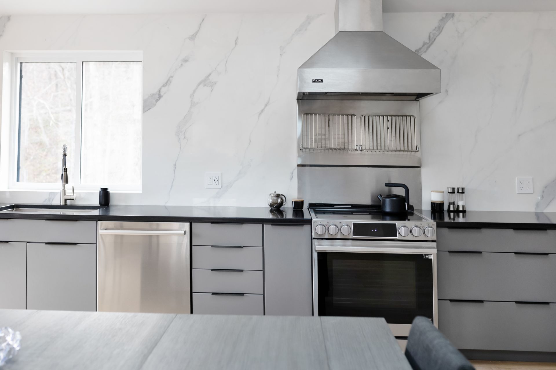 Waypoint 530 Painted Boulder Cabinets, Aria White Polished XTONE Full Height Kitchen Splash, and Tebas Black Silestone Countertops