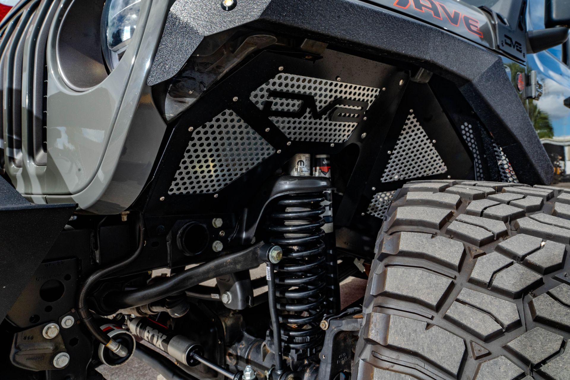 A close up of the front end of a jeep with a suspension system.