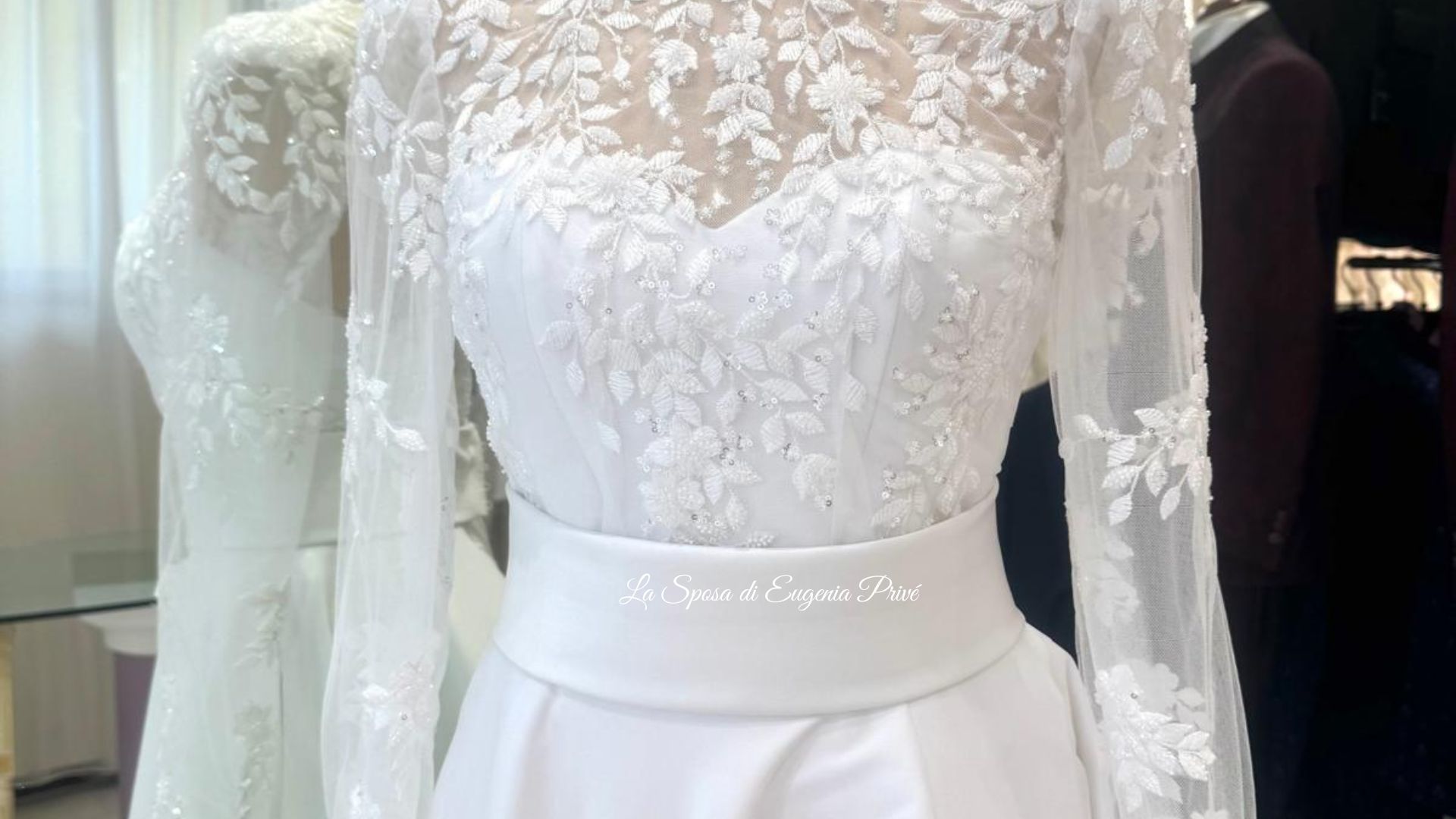 Un pizzo ricamato di luce farà brillare il tuo viso con originalità e freschezza per una Sposa Unica come sei