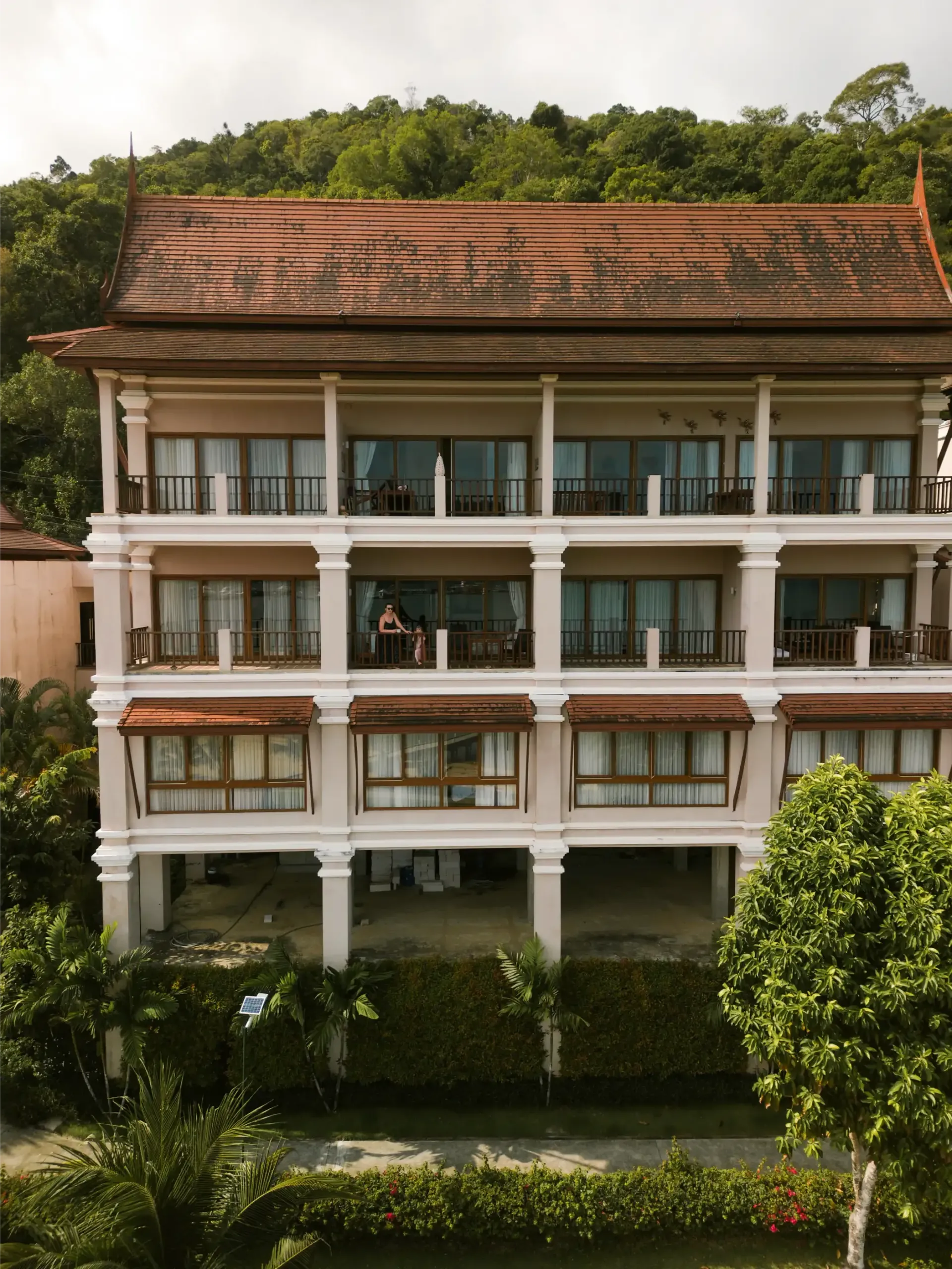 A large building with a lot of windows and balconies - familiy