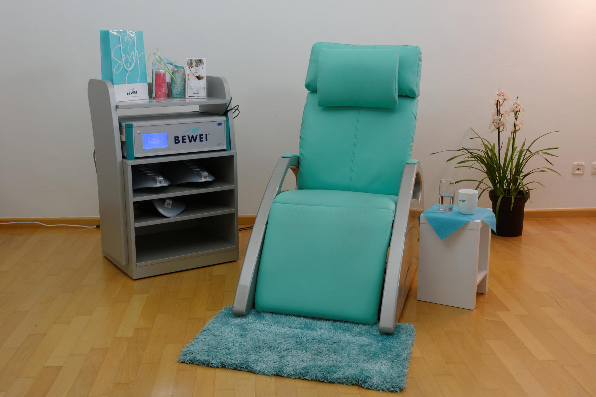 In einem Zimmer steht ein grüner Stuhl auf einem blauen Teppich.