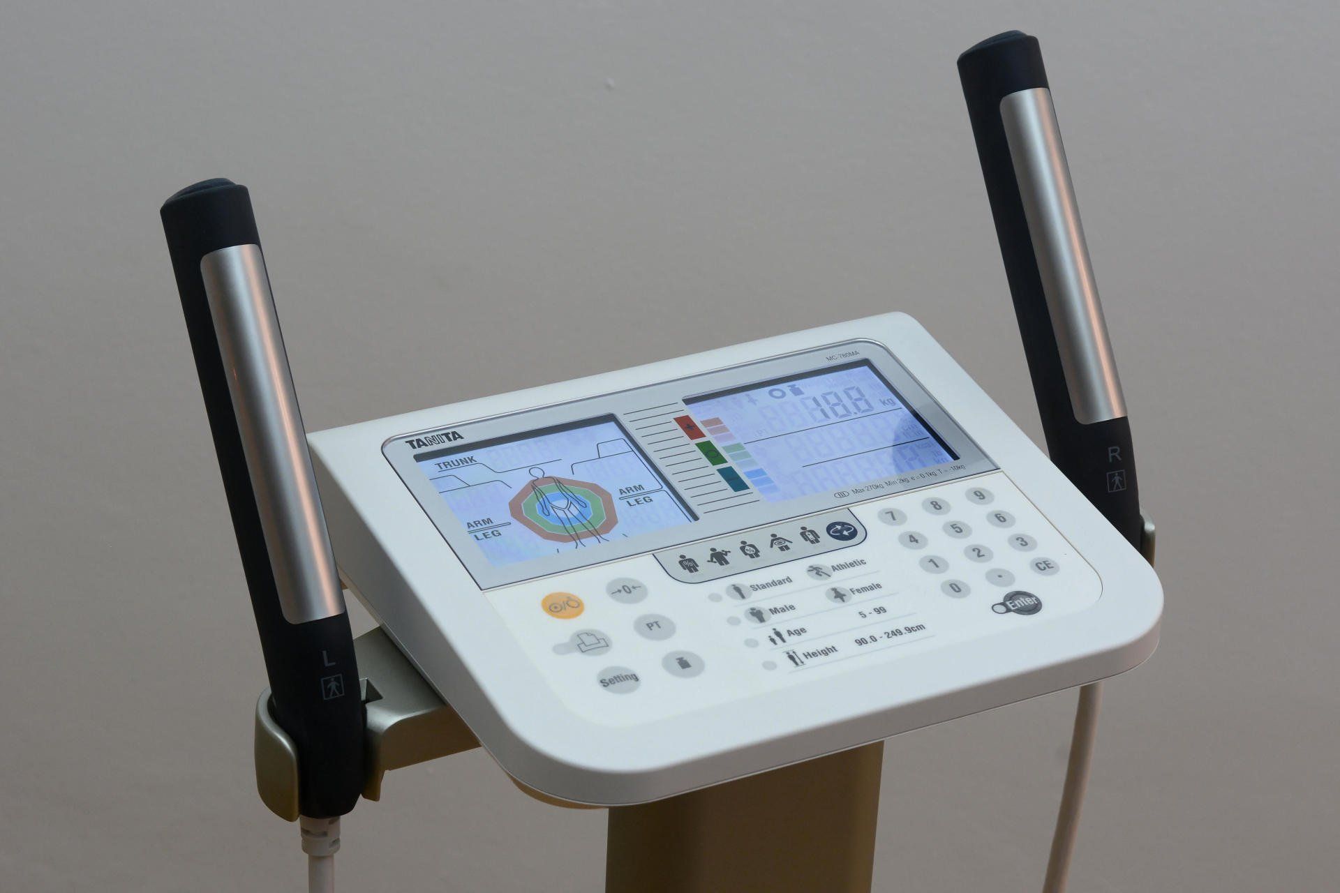 Eine Nahaufnahme einer Maschine, die wie ein Mikrofon aussieht.