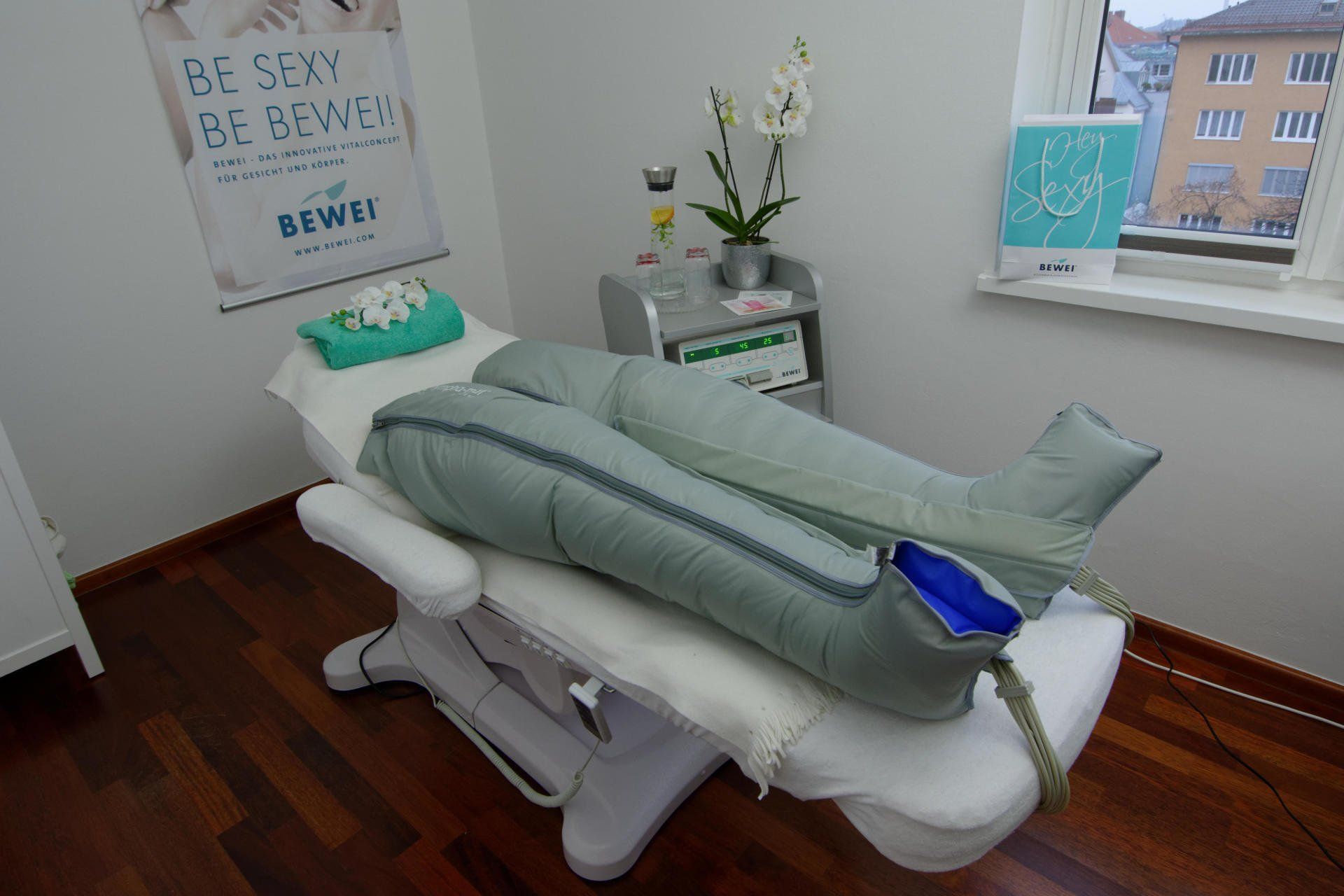 Eine Person liegt in einem Raum auf einem Massagetisch.