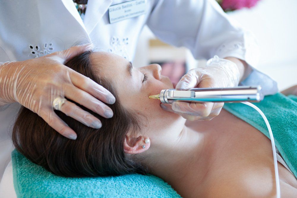 Eine Frau bekommt eine Botox-Injektion ins Gesicht.