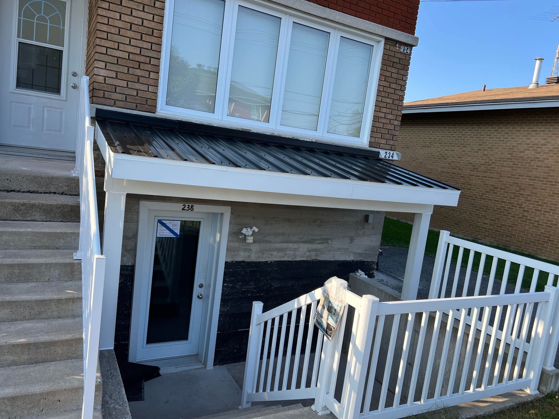 Un homme travaille au plafond d'une maison.