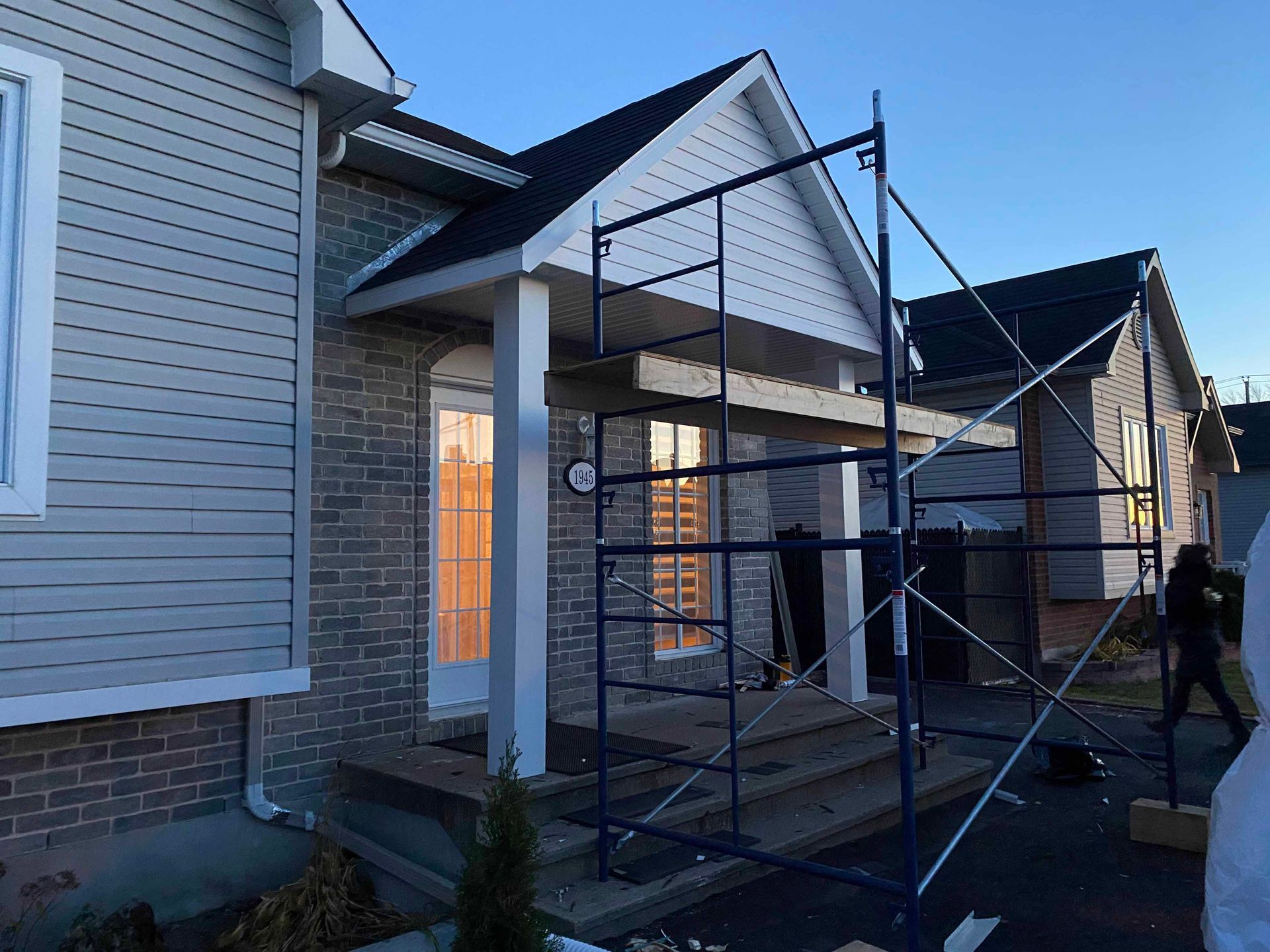 Un homme se tient debout dans une pièce vide d’une maison en construction.