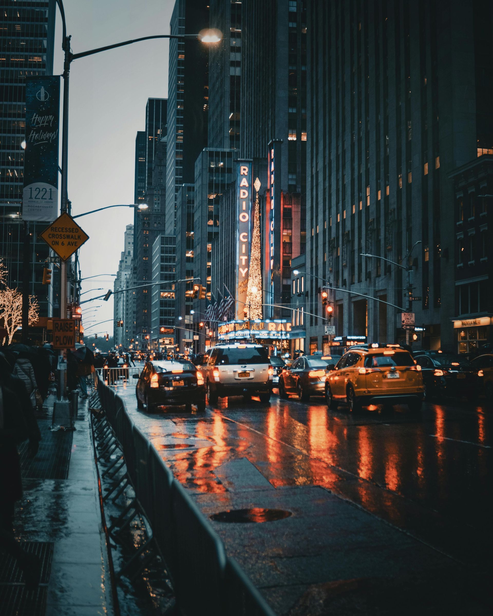 A busy city street with a sign that says radio city