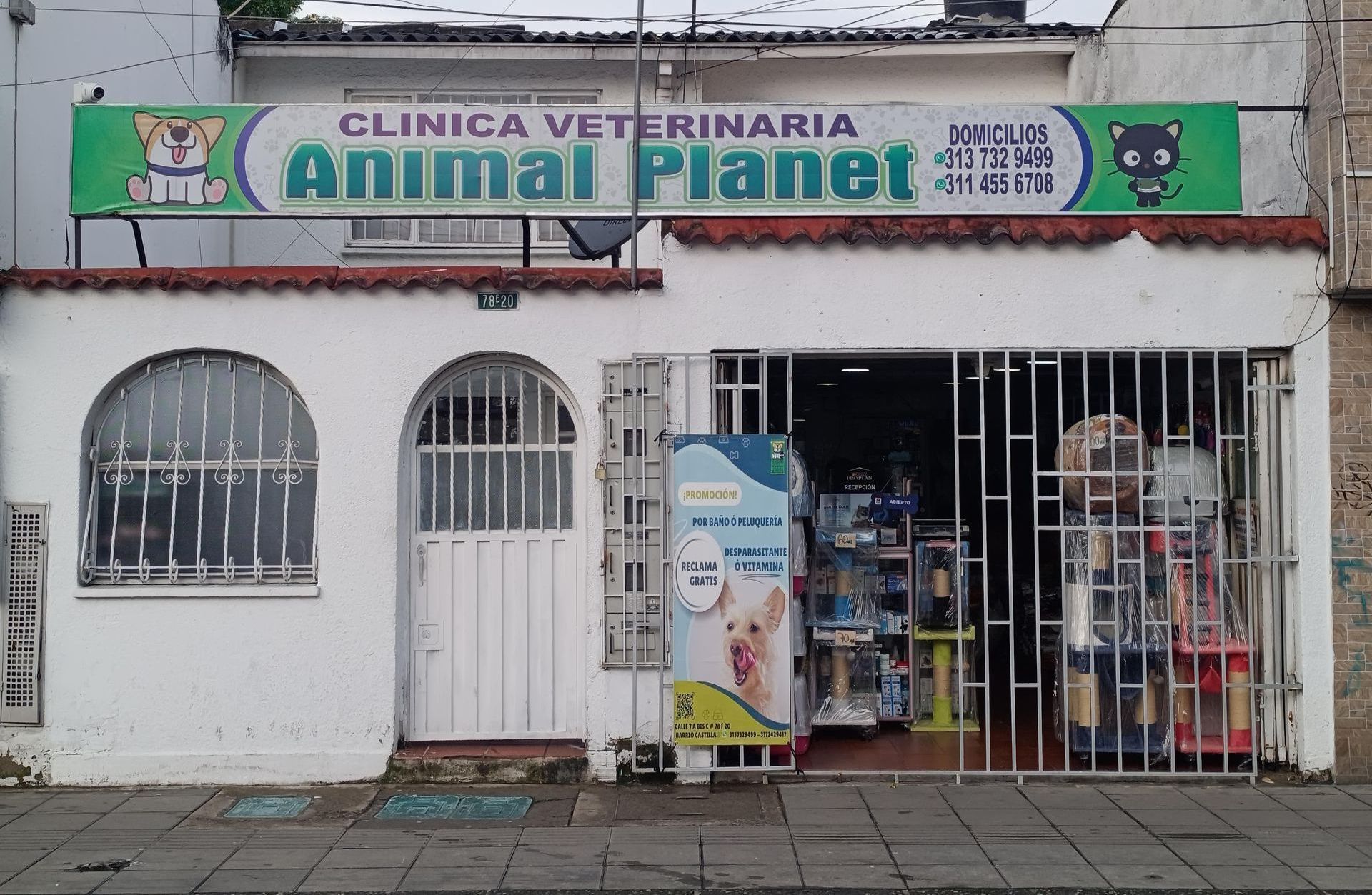 Una persona usa una herramienta de limpieza para aspirar un asiento tapizado