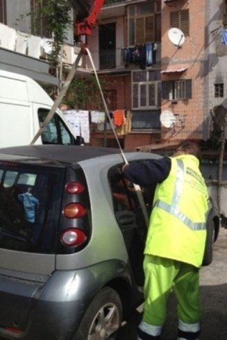 soccorso di un'auto incidentata con l'intervento di una gru