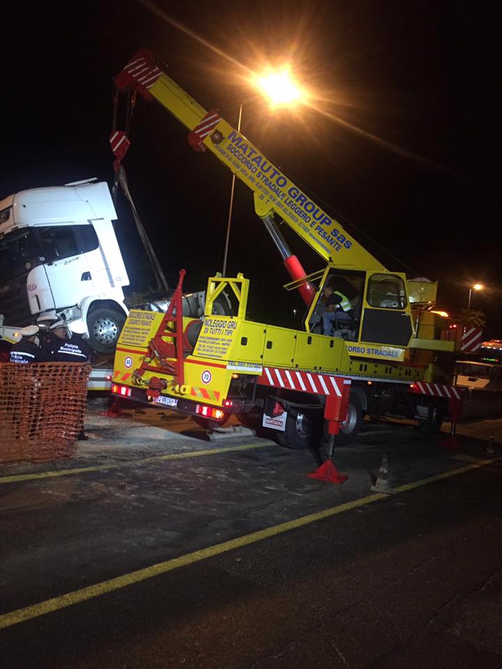 mezzo con gru impegnato nel recupero di una motrice
