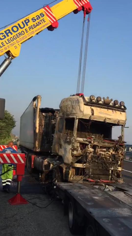 gru che recupera un mezzo pesante incidentato