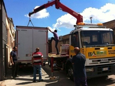 gru in azione nel recupero di un rimorchio