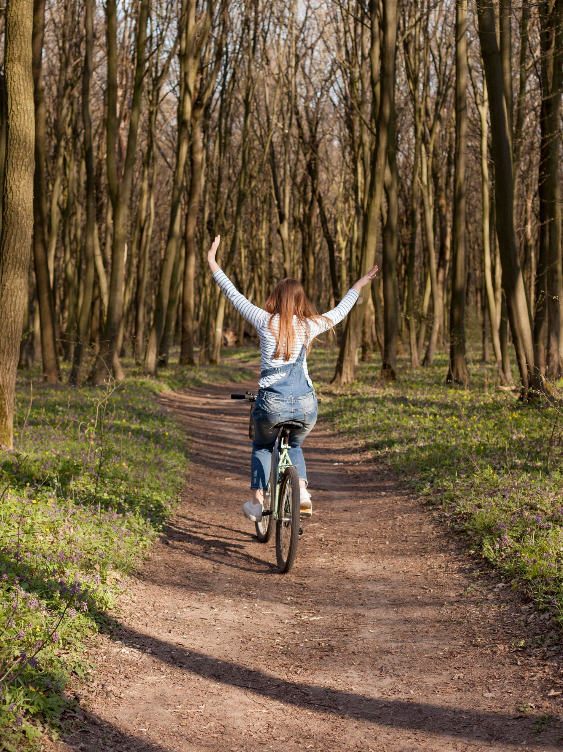 En ung kvinde og ung mand cykler og kigger på hinanden