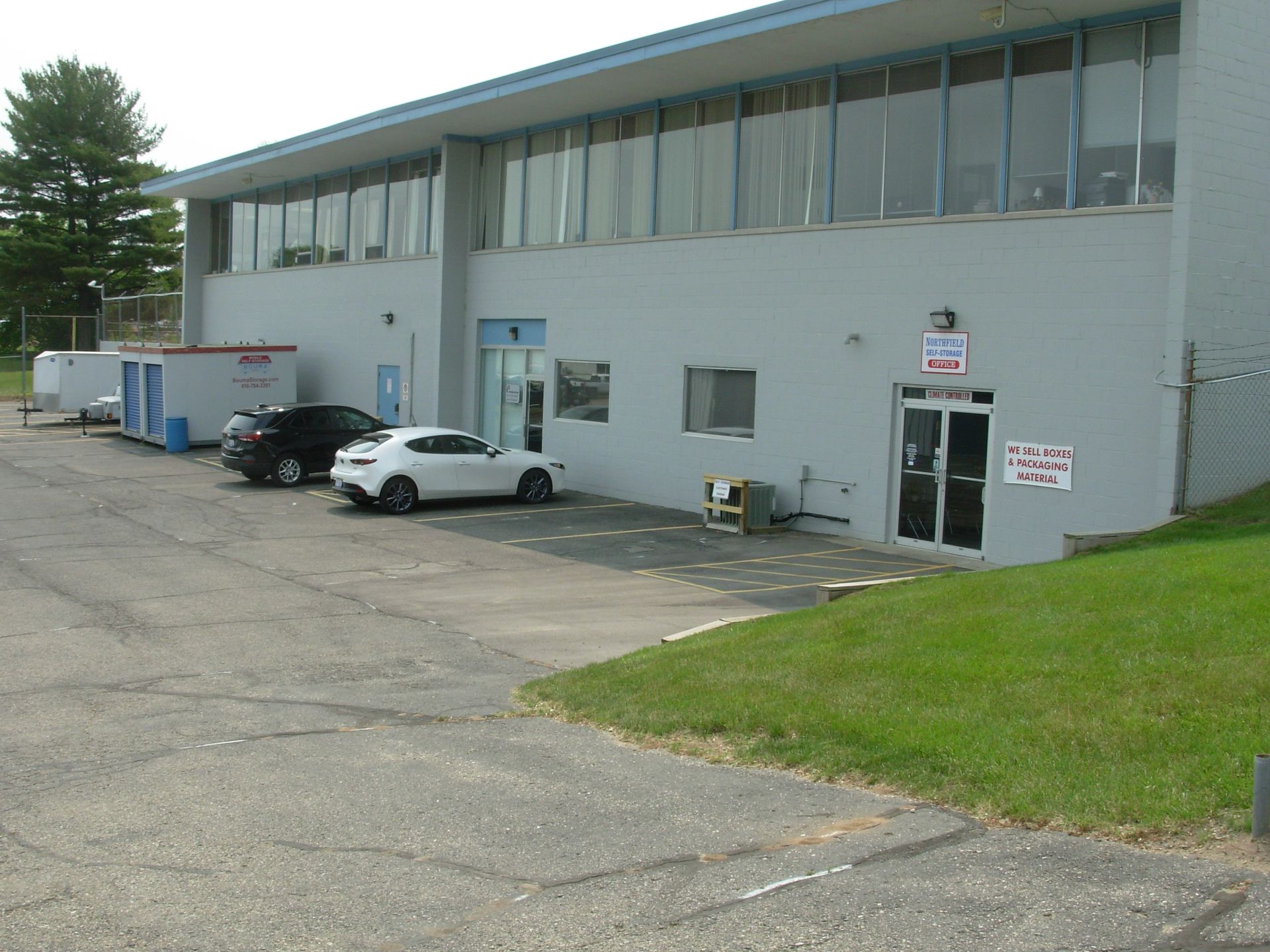 A large white building with a lot of windows