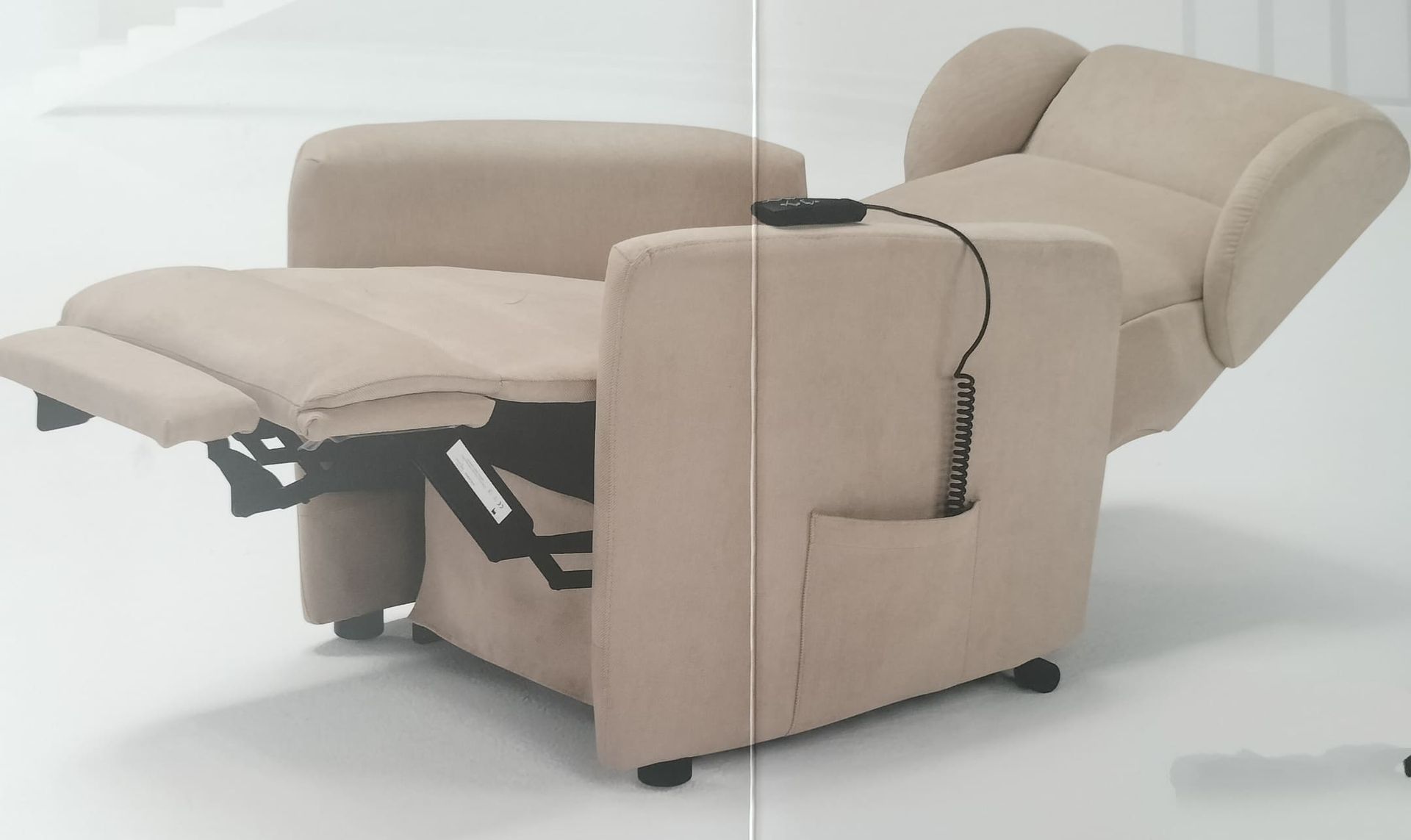 una sedia reclinabile con un telecomando sul retro
