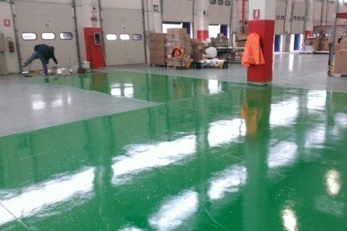 Segnaletica orizzontale sul pavimento di un magazzino