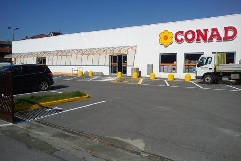 Segnaletica orizzontale all'esterno di un supermercato