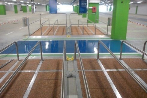 Segnaletica orizzontale per un capannone