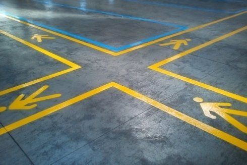 Segnaletica orizzontale per un magazzino