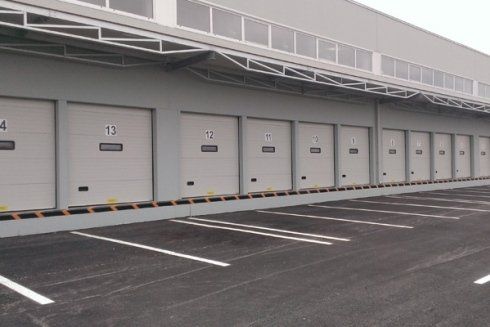 Segnaletica orizzontale all'esterno di un'azienda