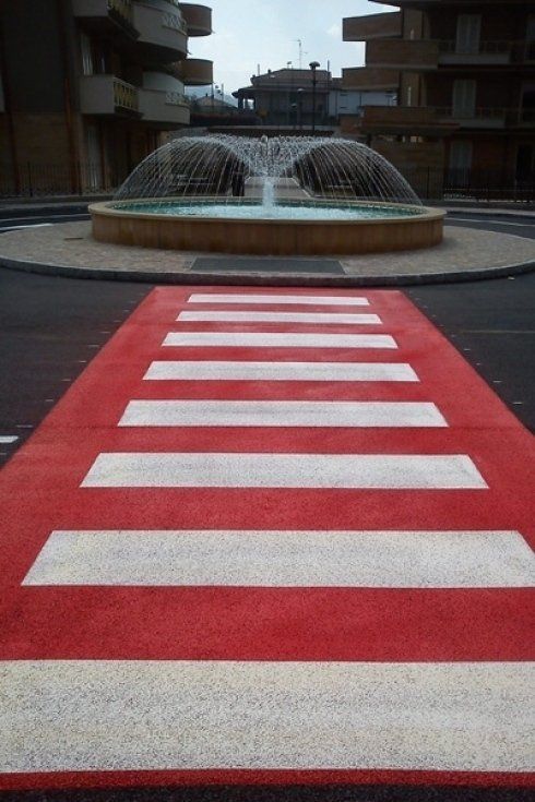 Segnaletica orizzontale su cemento