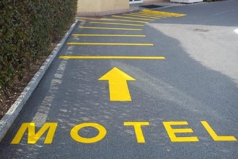 Segnaletica orizzontale all'esterno di un motel
