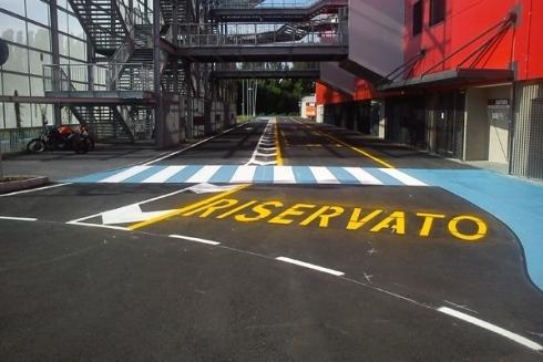 Segnaletica orizzontale all'interno di un'industria