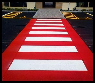 Strisce pedonali bianche e rosse