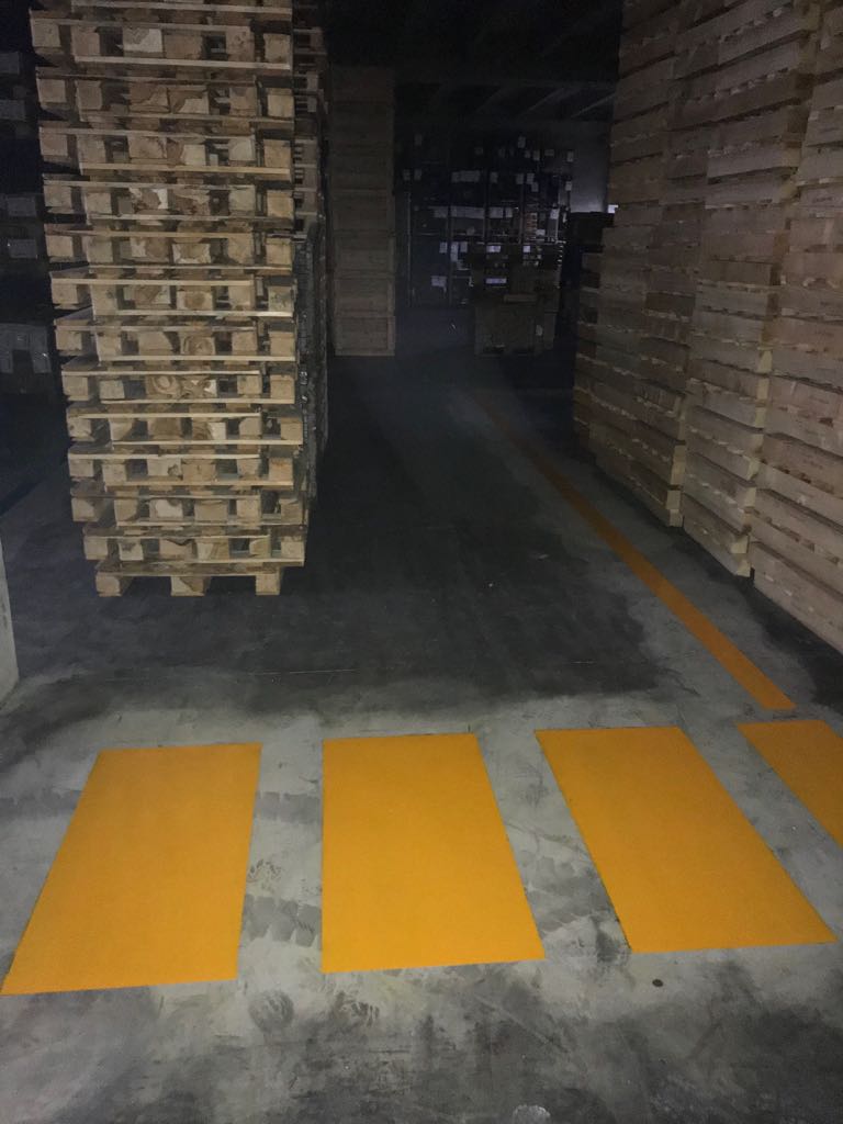 Segnaletica orizzontale in vernice gialla in un deposito