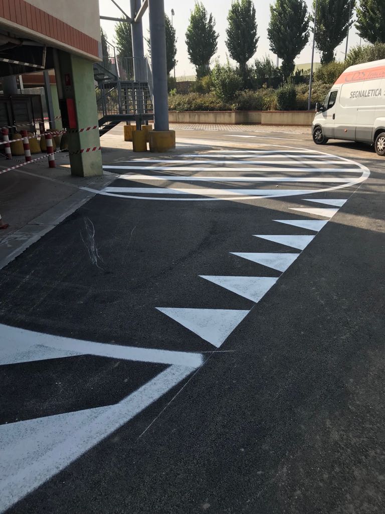 Segnaletica orizzontale all'esterno di un capannone