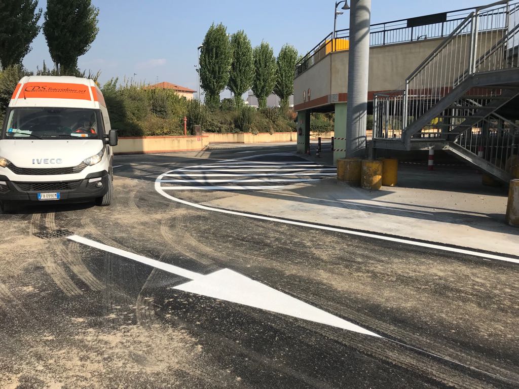 Segnaletica orizzontale all'esterno di una ditta