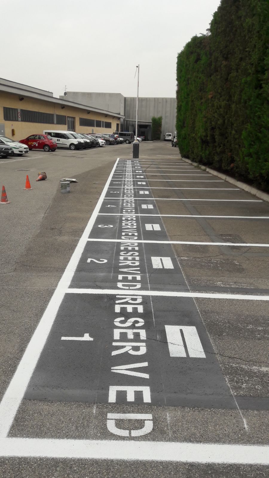 Parcheggio con segnaletica orizzontale per indicare i posti riservati