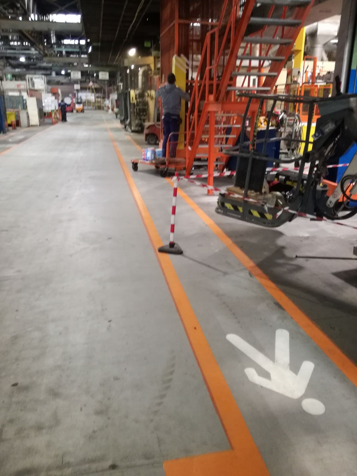 Segnaletica pedonale in un magazzino