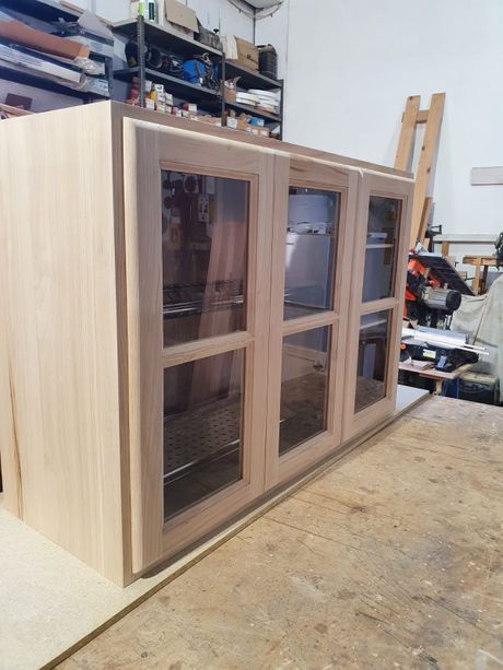 pensile con ante in vetro e telaio in legno