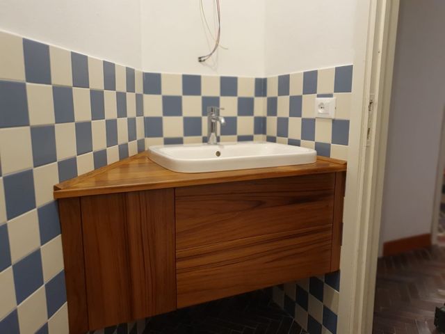 mobile in legno con lavabo ad incasso