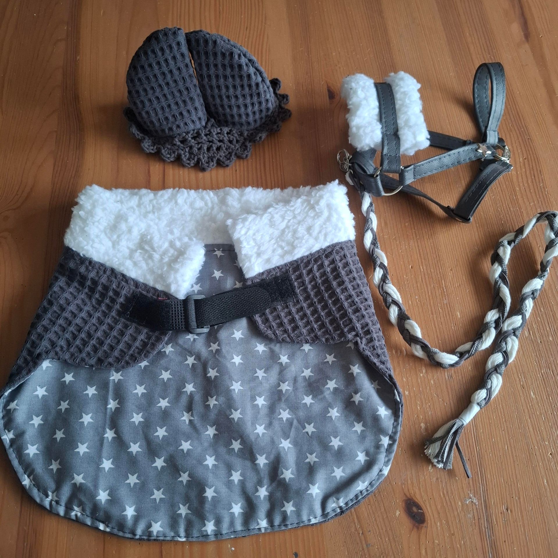 Grijze en witte hobbyhorse accessoires: halster, dekentje, oornetje