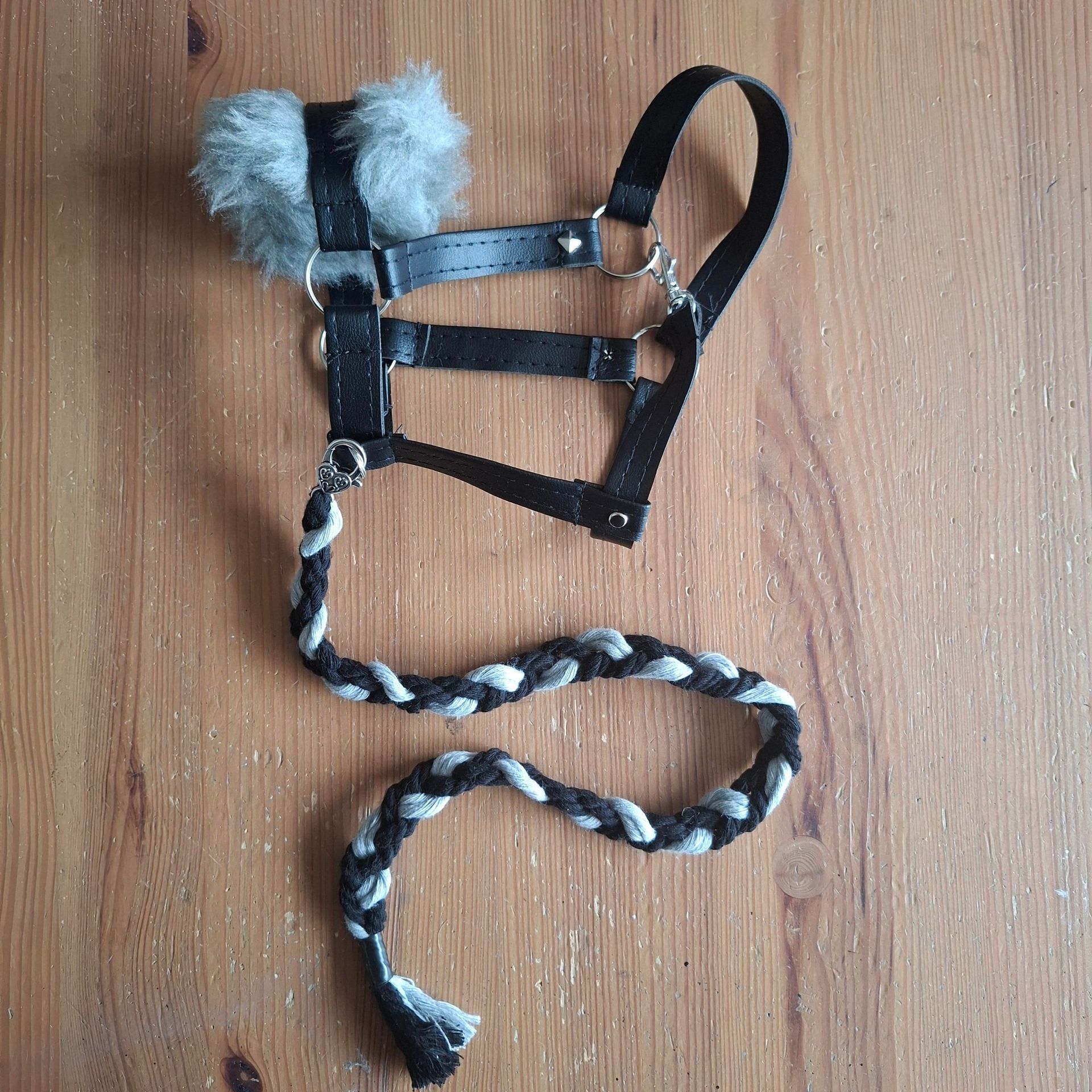 Hobbyhorse dekentje van imitatiebont en luipaardprint, bijpassende halster en oornetje