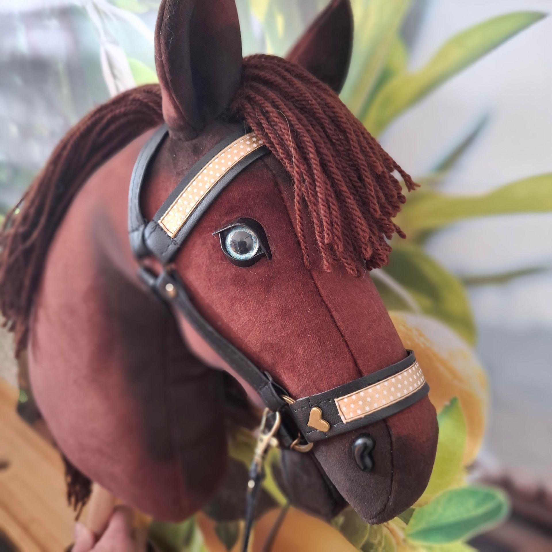 Stoere Hobbyhorse / Stokpaard met heel lichtblauwe ogen