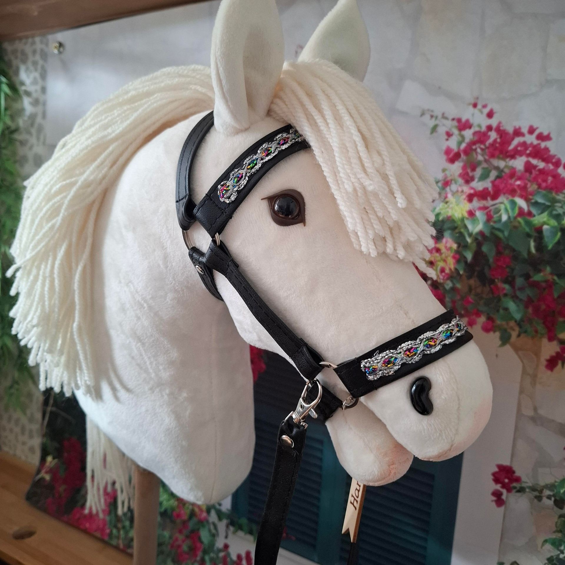 Creme KLeurige Hobbyhorse met zwart/zilver hoofdstelletje
