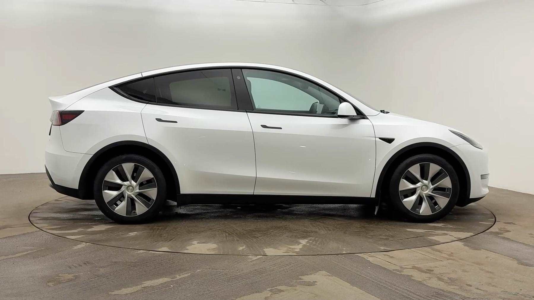 Tesla Model Y BL72AEE